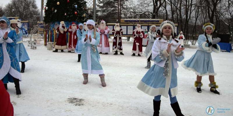 На «Уездной елке» соревновались 8 Дедов Морозов и Снегурочек