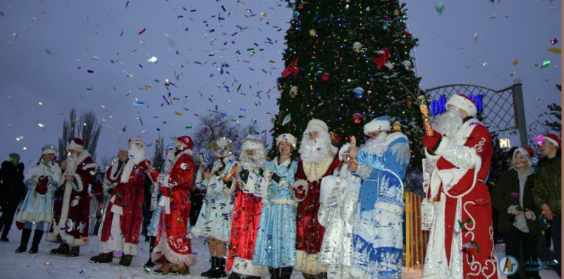 На «Уездной елке» соревновались 8 Дедов Морозов и Снегурочек