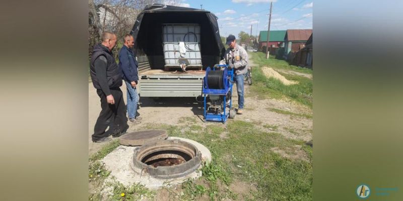 На улице Аткарской пытаются остановить канализационный поток