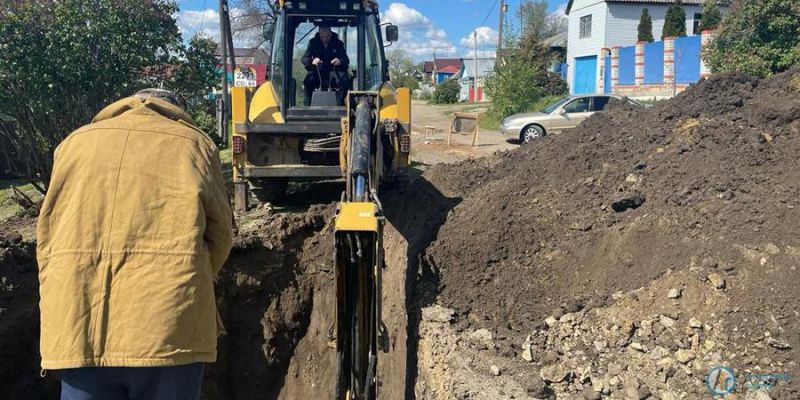 На улице Аткарской пытаются остановить канализационный поток