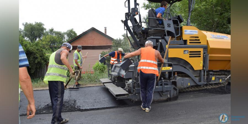 На улице Карла Маркса укладывают новый асфальт