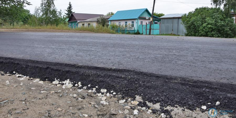 На улице Карла Маркса укладывают новый асфальт