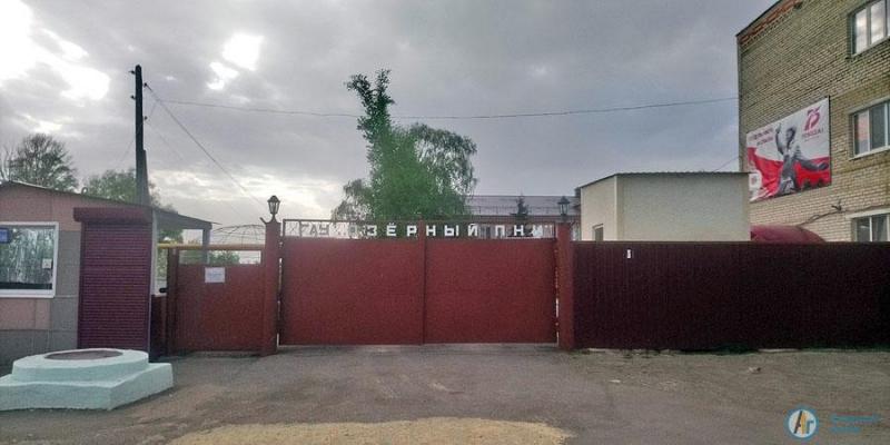 На въезде в Озерное работает контрольно-пропускной пункт