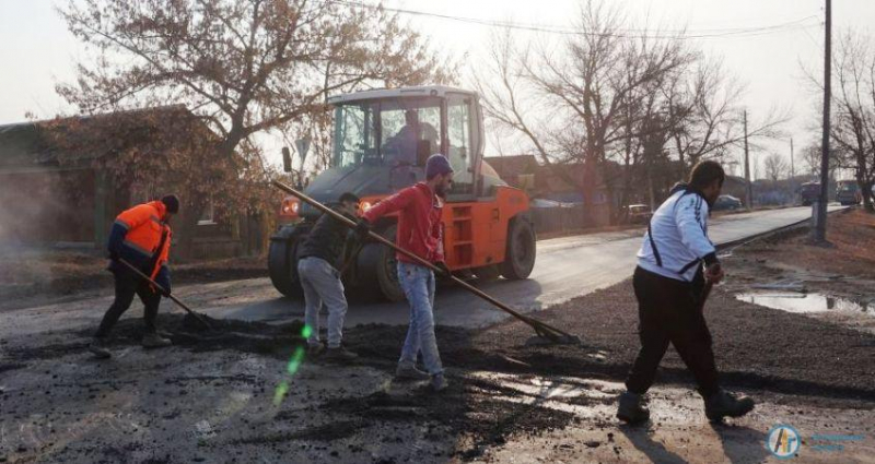 На Волгоградской укладывают два слоя асфальта