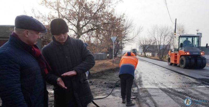 На Волгоградской укладывают два слоя асфальта