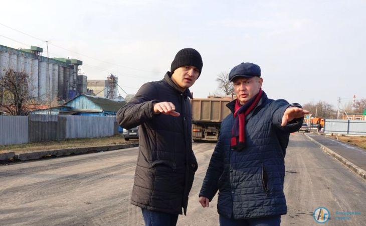 На Волгоградской укладывают два слоя асфальта
