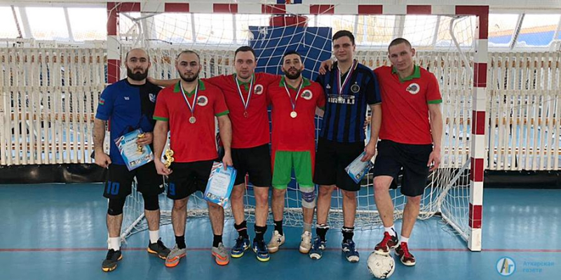 Накануне мужского праздника футболистам устроили товарищескую встречу