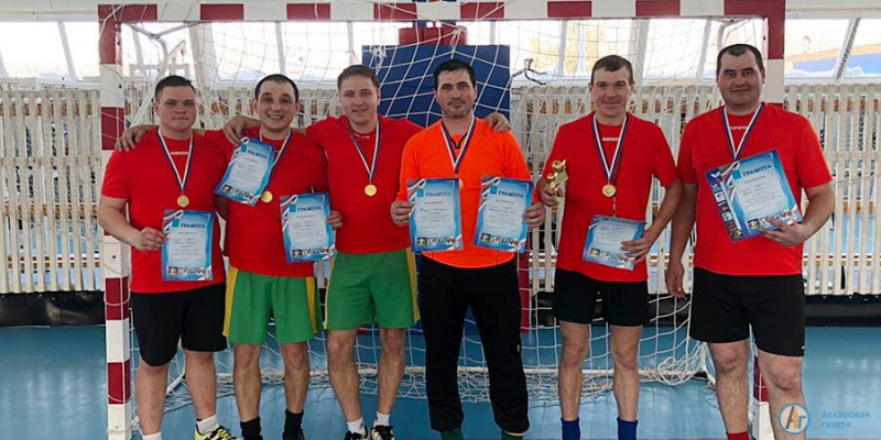 Накануне мужского праздника футболистам устроили товарищескую встречу