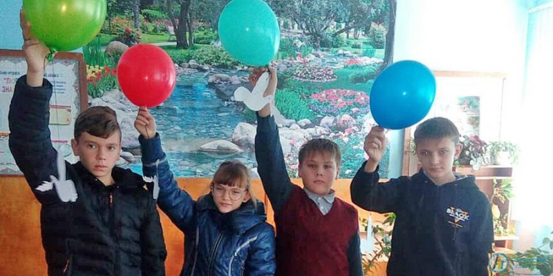  Тургеневские школьники отпустили в небо воздушные шары с голубями.
