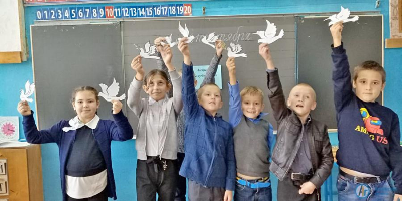  Тургеневские школьники отпустили в небо воздушные шары с голубями.