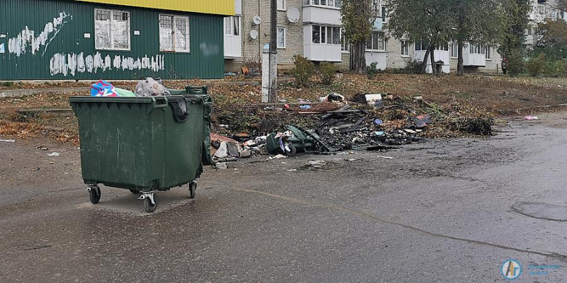 Ночью в центре Аткарска сгорело три мусорных бака