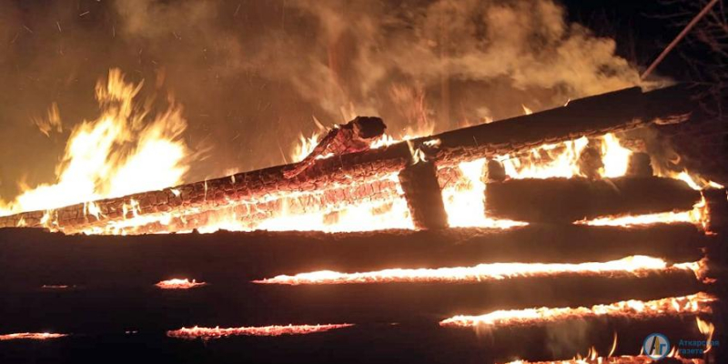 Ночью в селе под Аткарском сгорел дом 