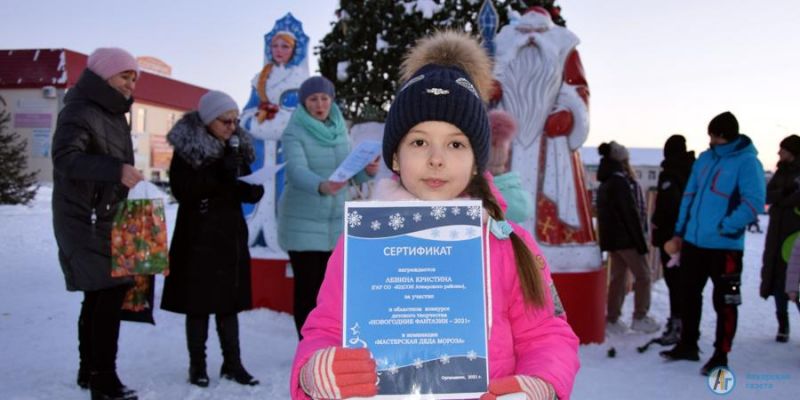 Новогодняя сказка собрала у главной елки детей и взрослых