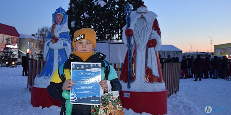 Новогодняя сказка собрала у главной елки детей и взрослых