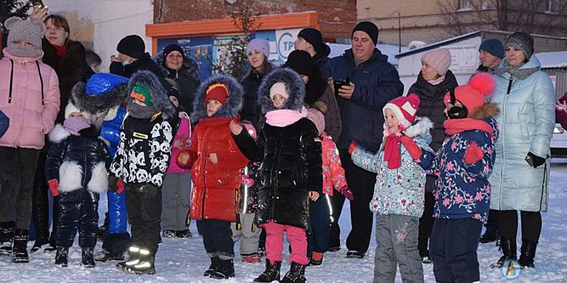 Новогодняя сказка собрала у главной елки детей и взрослых