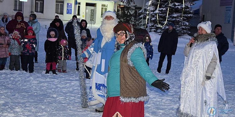 Новогодняя сказка собрала у главной елки детей и взрослых