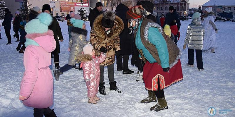 Новогодняя сказка собрала у главной елки детей и взрослых