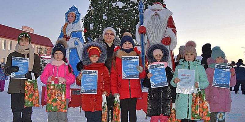 Новогодняя сказка собрала у главной елки детей и взрослых