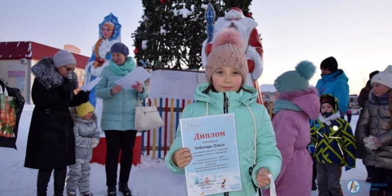 Новогодняя сказка собрала у главной елки детей и взрослых