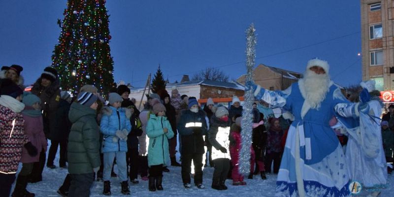 Новогодняя сказка собрала у главной елки детей и взрослых