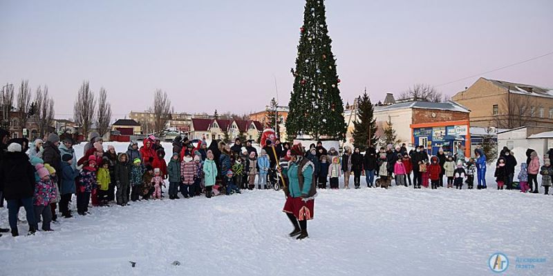 Новогодняя сказка собрала у главной елки детей и взрослых