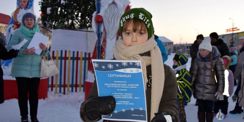 Новогодняя сказка собрала у главной елки детей и взрослых