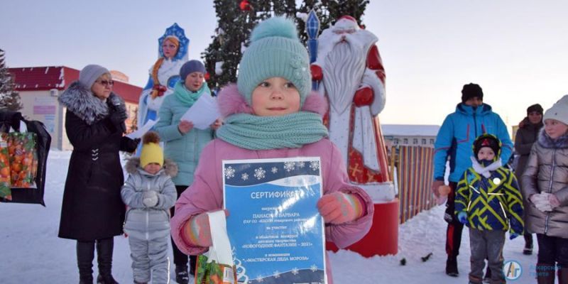 Новогодняя сказка собрала у главной елки детей и взрослых