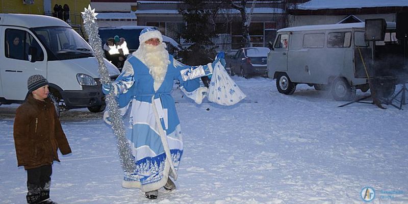 Новогодняя сказка собрала у главной елки детей и взрослых