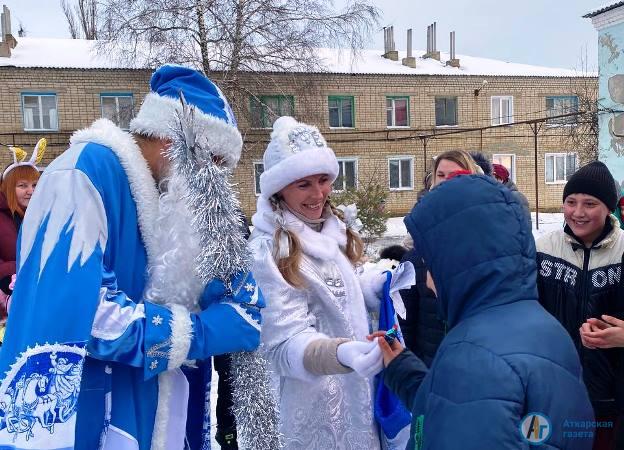 Новый год путешествует по аткарским дворам