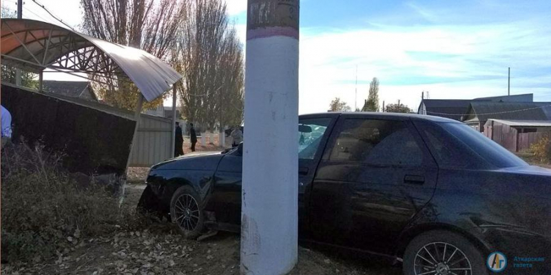 Объезжая собаку аткарчанин врезался в автобусную остановку