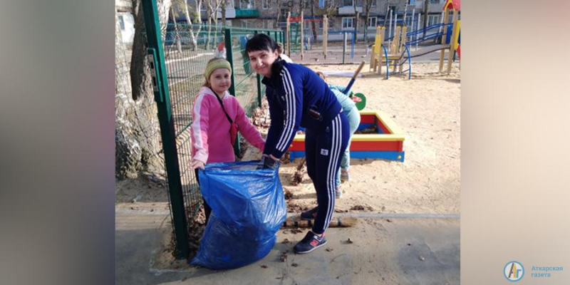Общественники и дети поддержали челлендж «Выходи на субботник Аткарск»