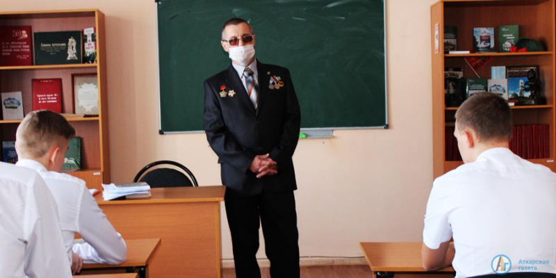 Одиннадцатиклассники поздравили воина-интернационалиста