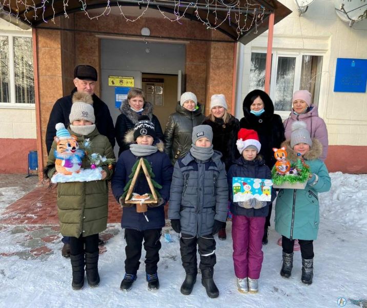 Оранжевый Новый Год подарили школьники пожилым людям