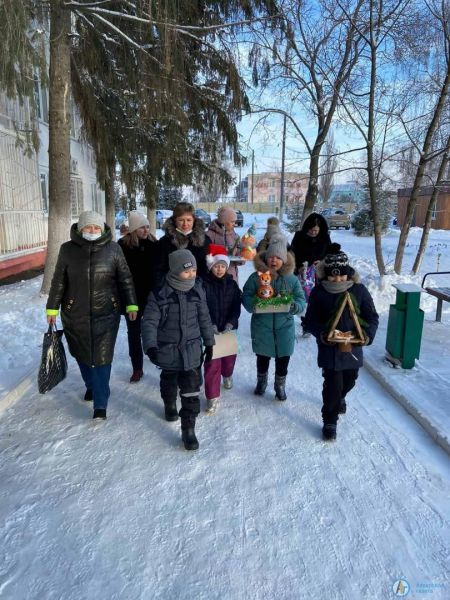 Оранжевый Новый Год подарили школьники пожилым людям