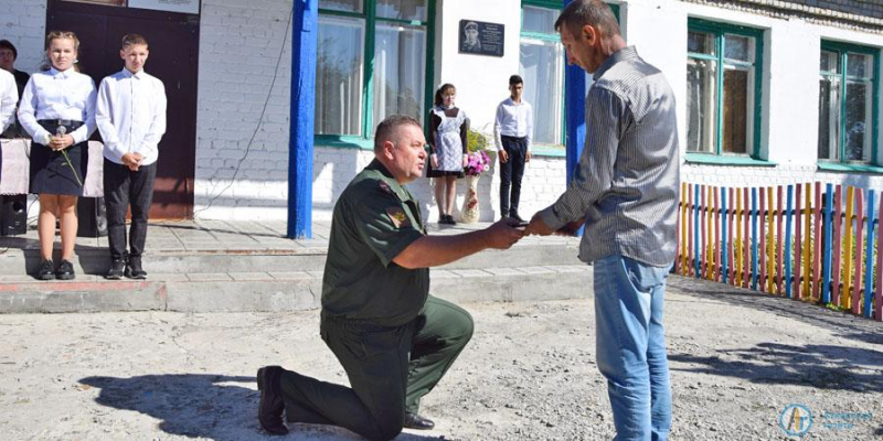 Отцу аткарского героя вручили орден погибшего сына 