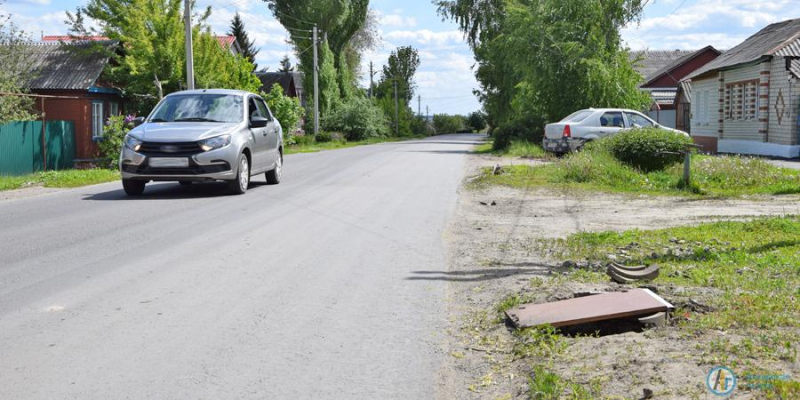 Открытые люки в центре Аткарска обозначают сухими ветками