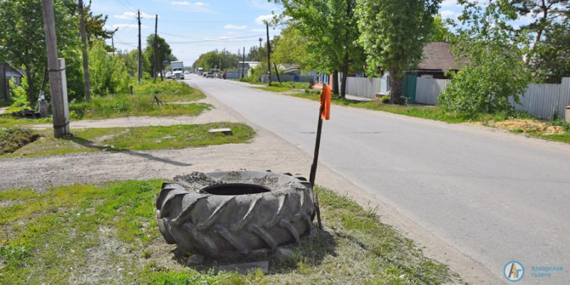 Открытые люки в центре Аткарска обозначают сухими ветками