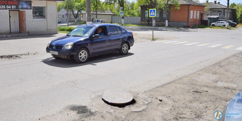 Открытые люки в центре Аткарска обозначают сухими ветками