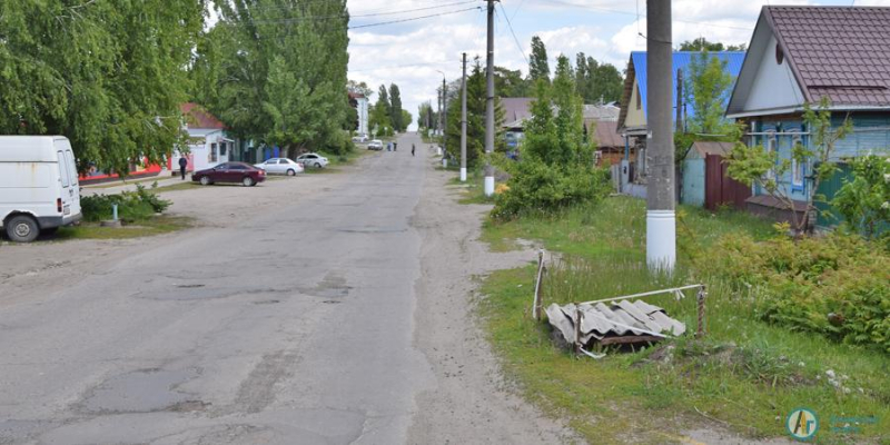 Открытые люки в центре Аткарска обозначают сухими ветками