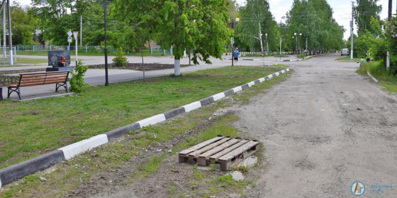 Открытые люки в центре Аткарска обозначают сухими ветками