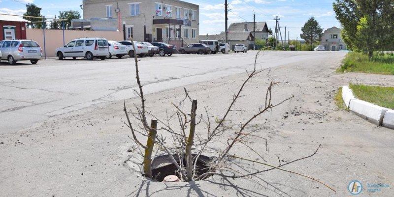 Открытые люки в центре Аткарска обозначают сухими ветками