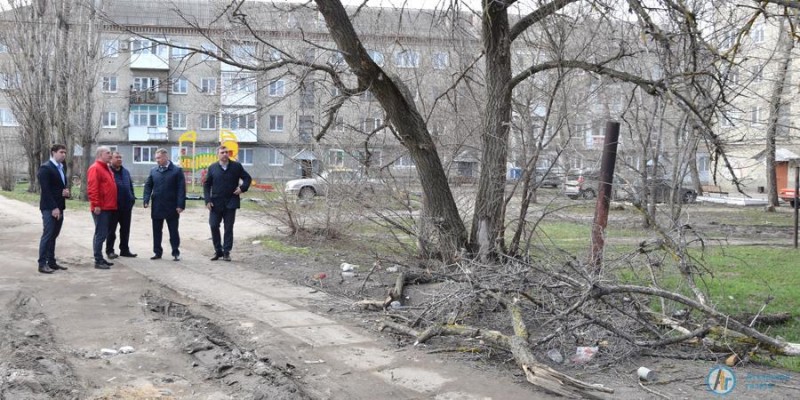 Пенсионерки пожаловались главе района на молодежь