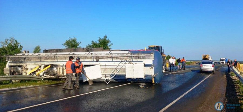 Перевернувшаяся цистерна остановила движение на трассе под Аткарском