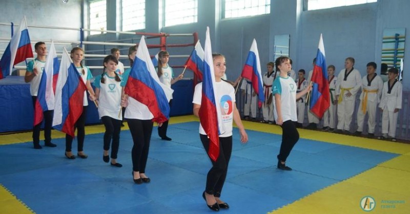 Первенство Аткарска по тхэквондо открылось флэшмобом с флагами