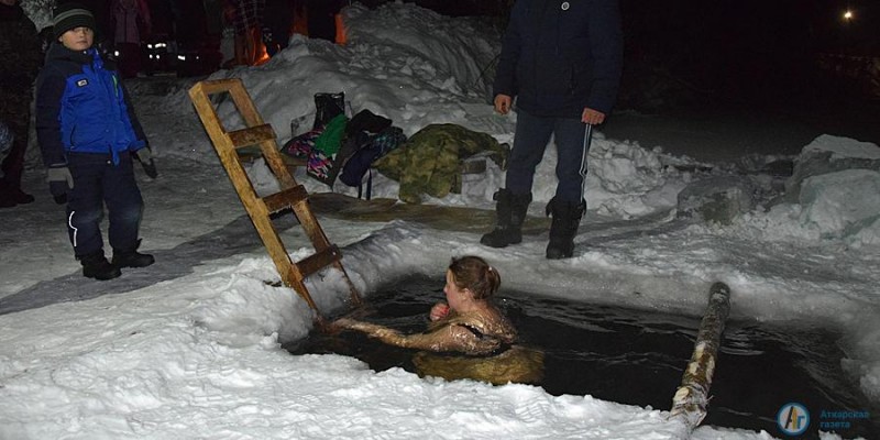 Первым в Крещенскую купель окунулся юноша