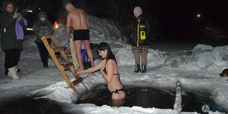 Первым в Крещенскую купель окунулся юноша
