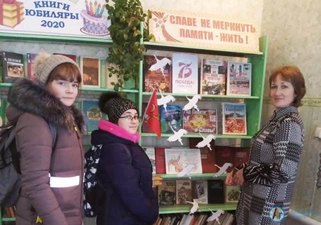 Петровских школьников научили выращивать тепличные огурцы