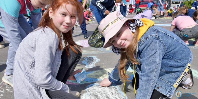 Площадь Гагарина украсили сотни детских рисунков