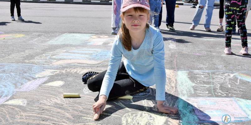 Площадь Гагарина украсили сотни детских рисунков