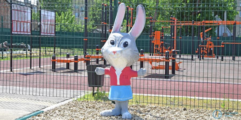 Площадку ГТО украсили фигурки зайца и волка